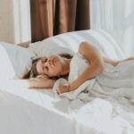 ‘수면 루틴’이 바꾼 일상, 내게 맞는 건강한 잠의 비결은? a person lying in a bed