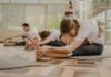 집과 일상 속 ‘필라테스’ 열풍…작은 습관이 건강을 바꾼다 a group of people doing yoga in a room