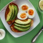 바쁜 직장인 건강, 작은 변화에서 시작하세요 a white plate topped with eggs and avocado